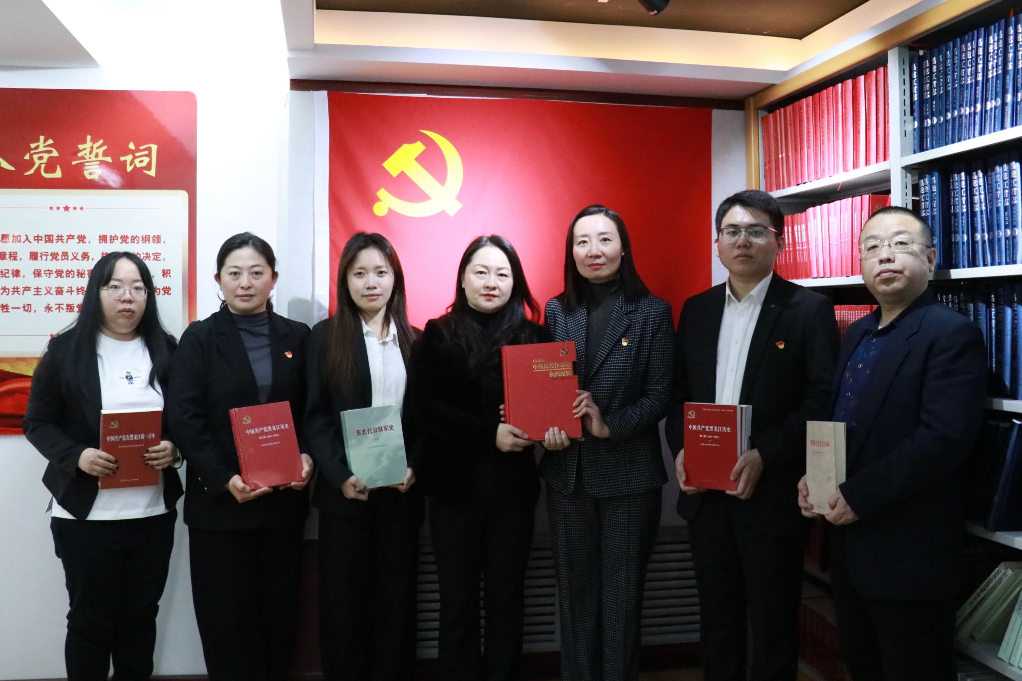 省委史志研究室材料征集处向食品学院博士生党支部捐赠书籍